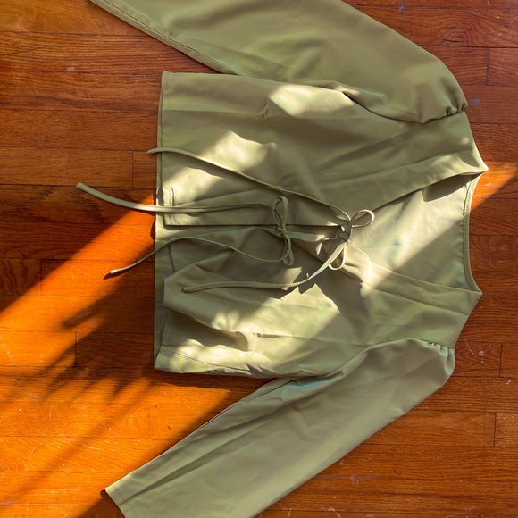 Woman’s Tie Front V Neck Blouse. - Picture 3 of 4